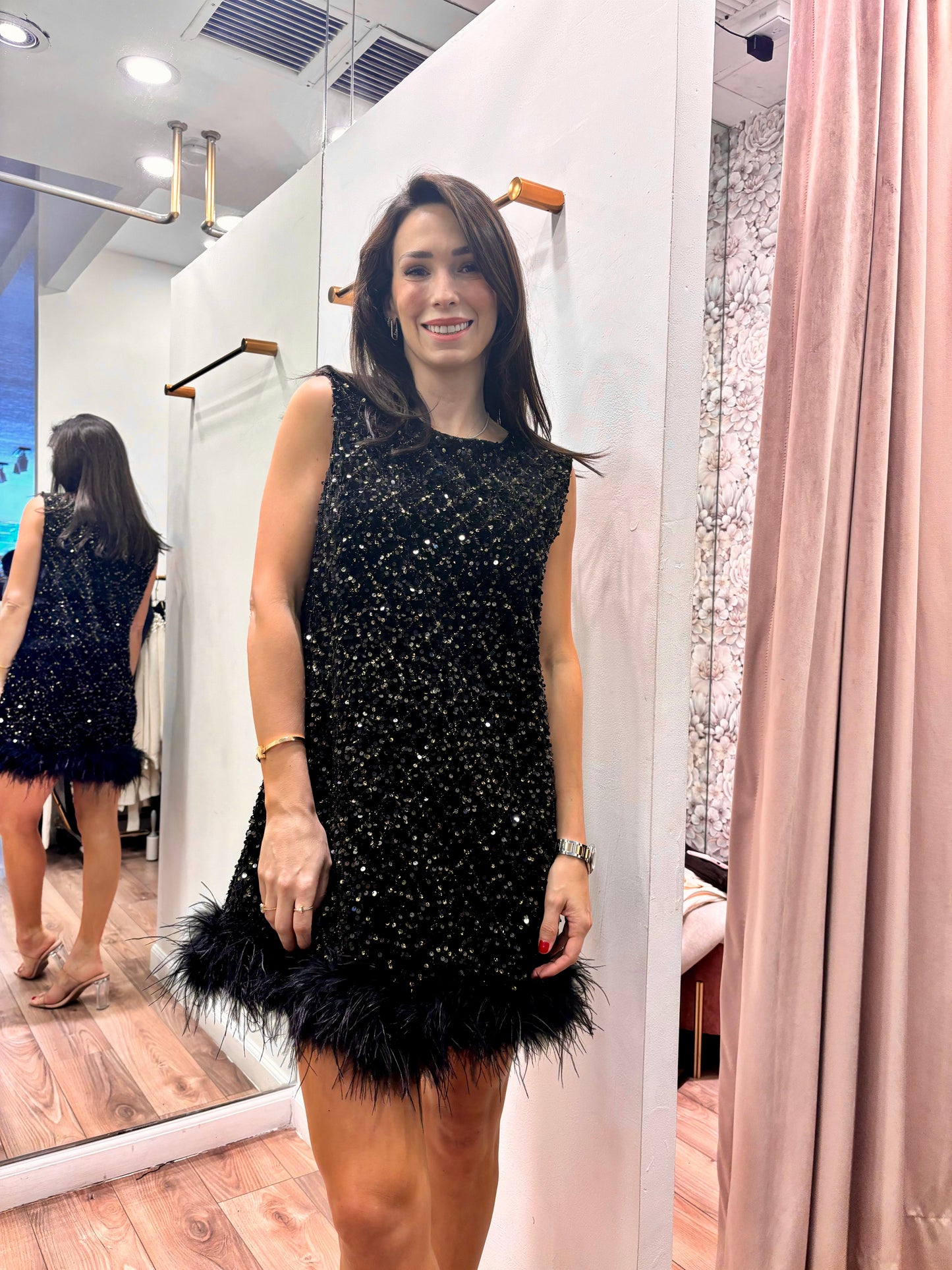 Vestido Corto con Plumas