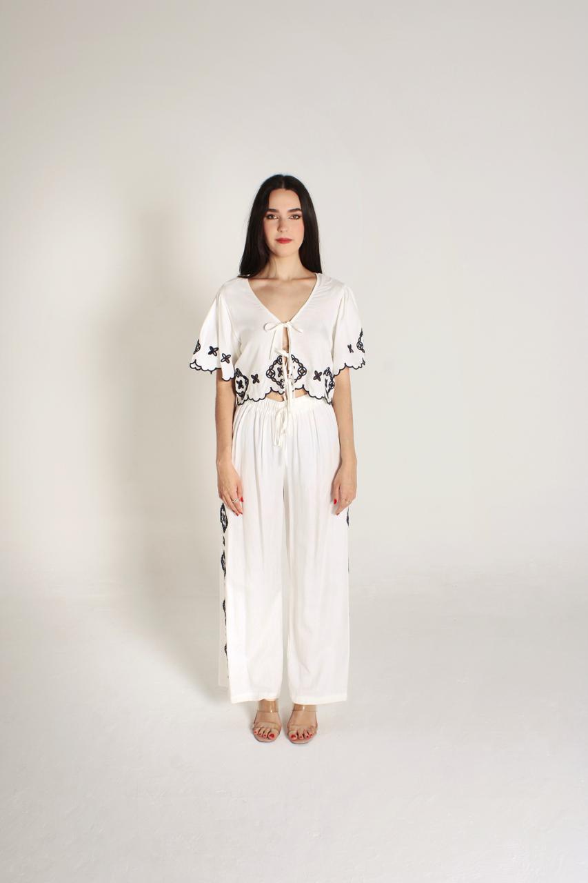 WHITE PANTS WITH EMBROIDERY