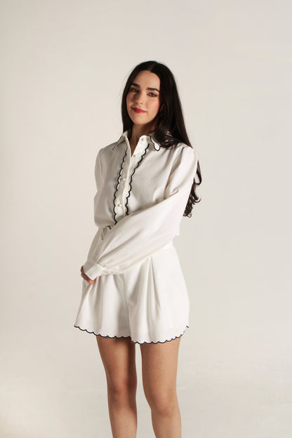 CAMISA BLANCA CON LINEA NEGRA