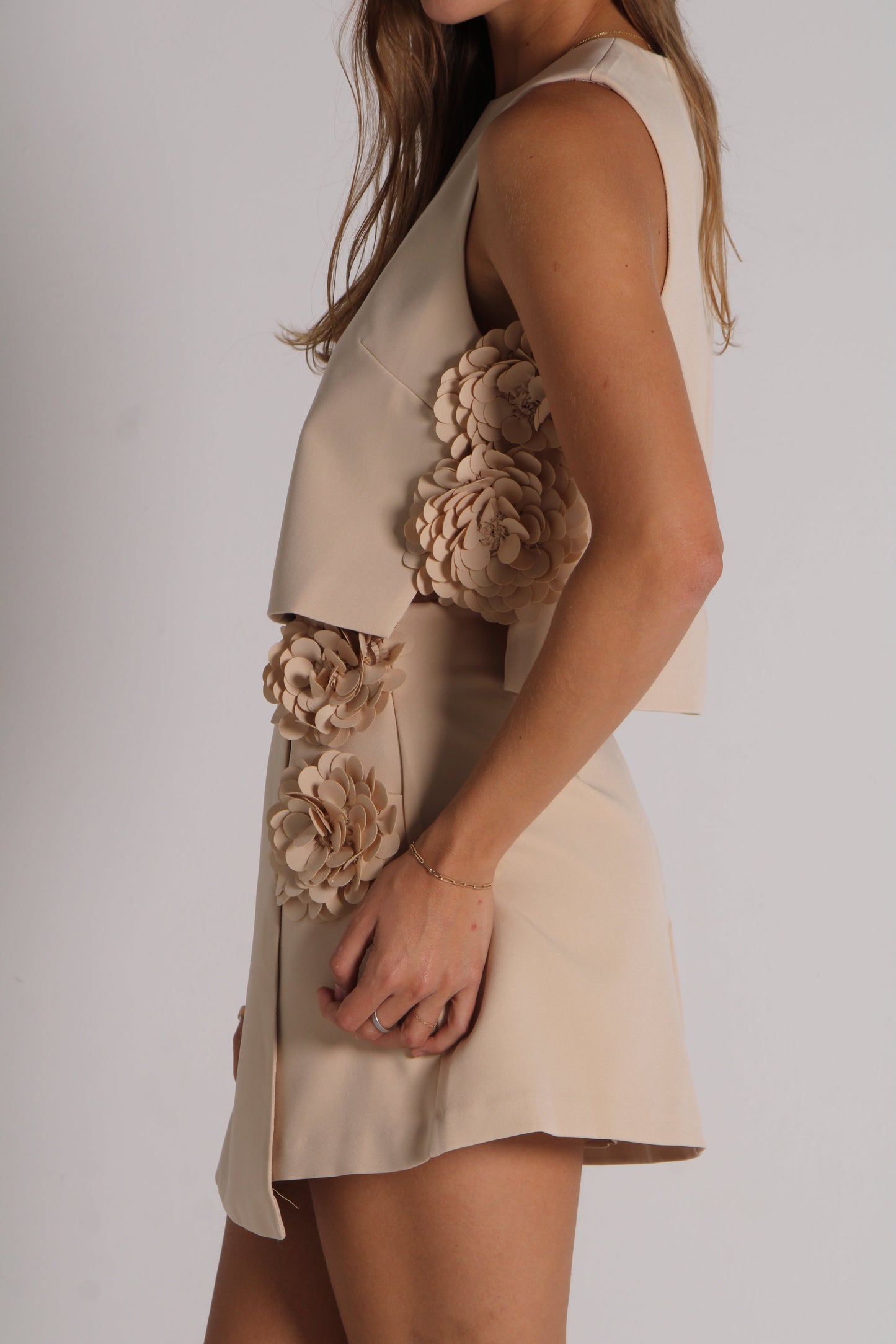 CHAMPANGE SHORT SKIRT WITH SIDE FLOWERS